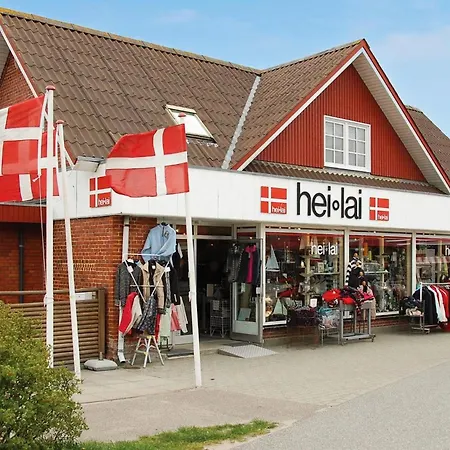 2 Bedroom Beautiful In Holiday home *